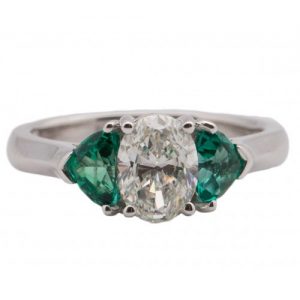 14KT WHITE GOLD DIAMOND AND EMERALDS THREE-STONE RING