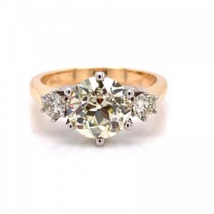 14KT YELLOW GOLD THREE-STONE ROUND DIAMONDS RING