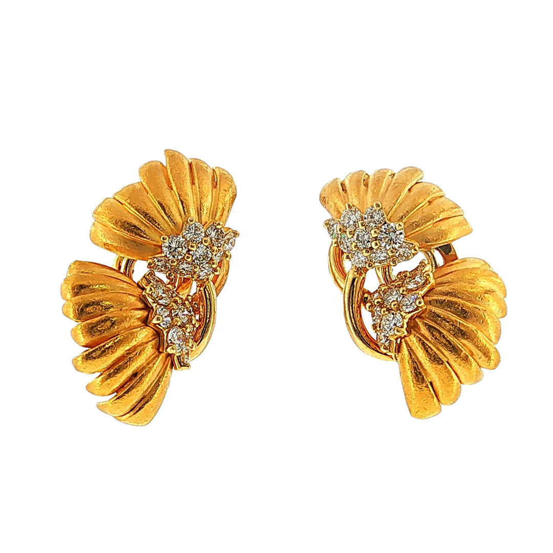 Estate 18kt yellow gold diamond flower earrings