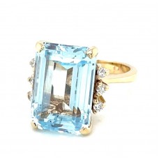 Estate 14kt Yellow Gold Emerald Cut Aquamarine And Diamond Accented Ring